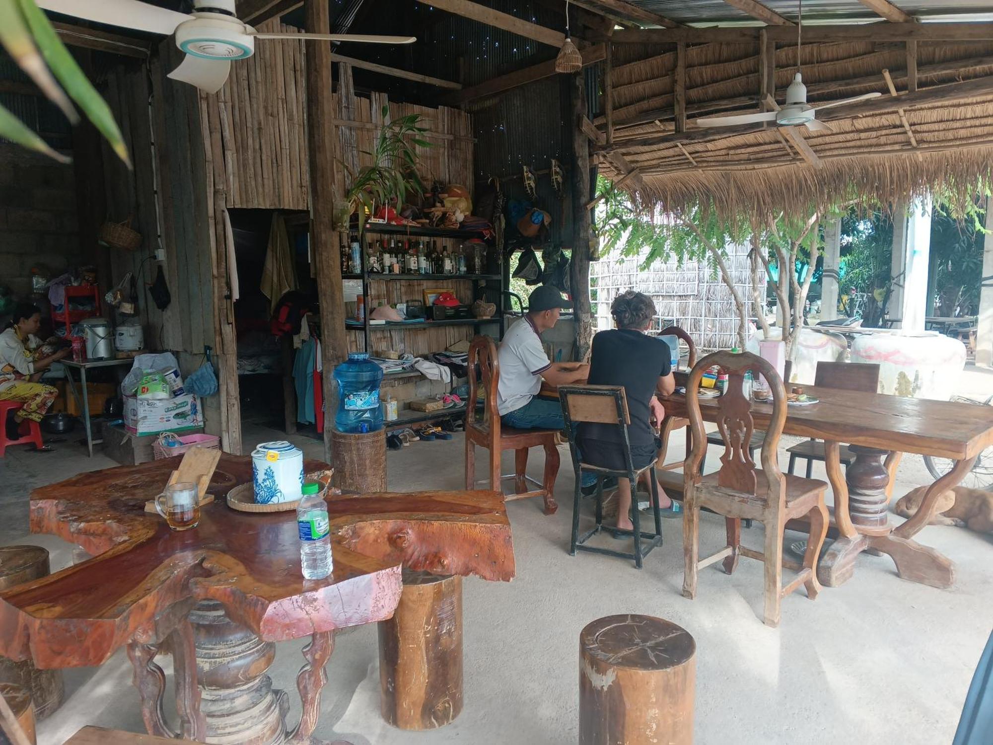 Family Batcave Homestay Battambang Exteriör bild